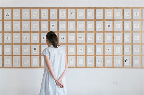 「日出日樂」體驗式畫展展出年輕藝術家及繪本作者劉妍汶的121幅黑白小品。